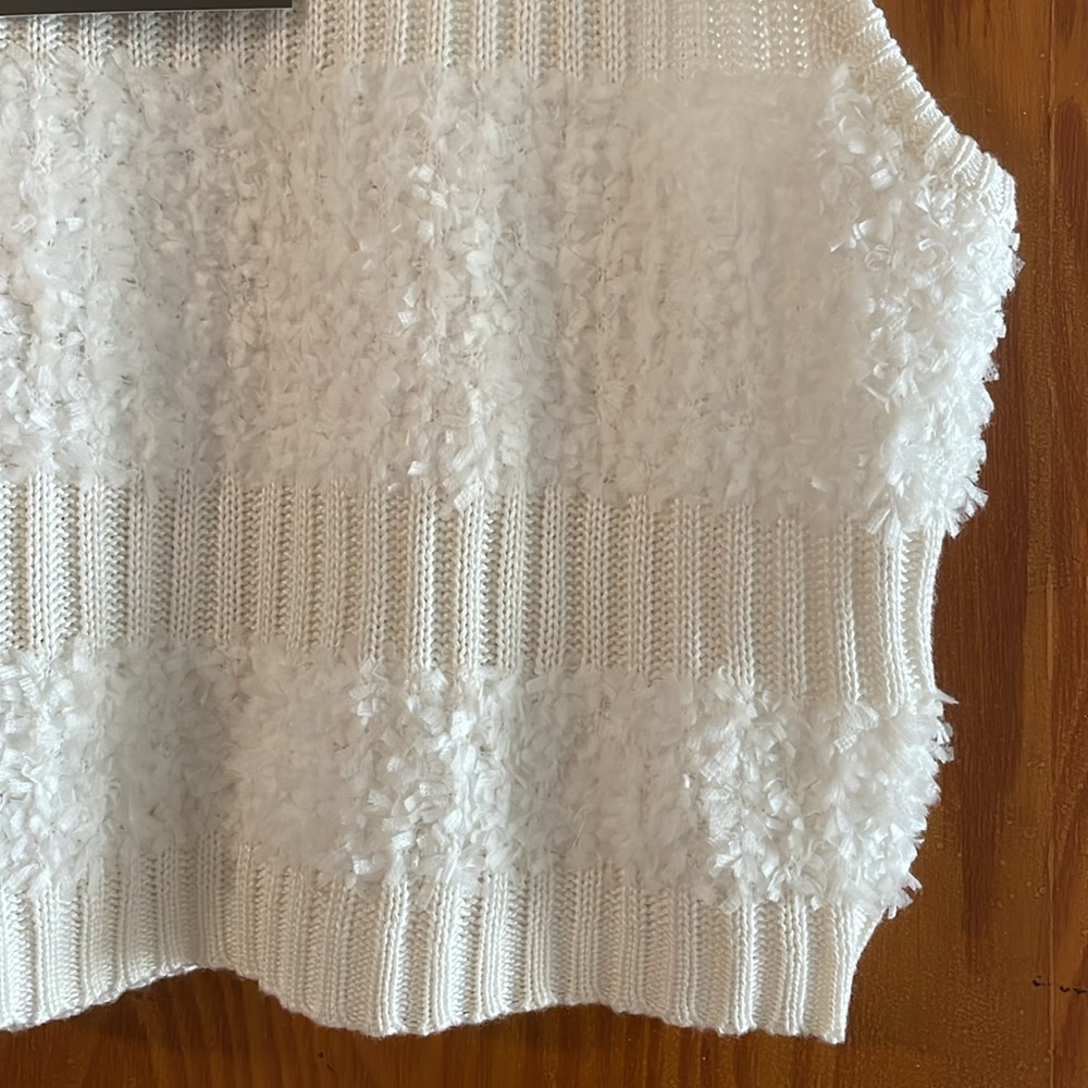 NWT Le Lis Cropped Sleeveless Textured Sweater - Picture 7 of 9